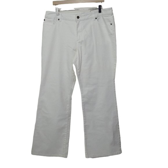 Chicos Platinum Ultimate Fit Barely Flare Pants Size 3 Inseam 29" In Whi…